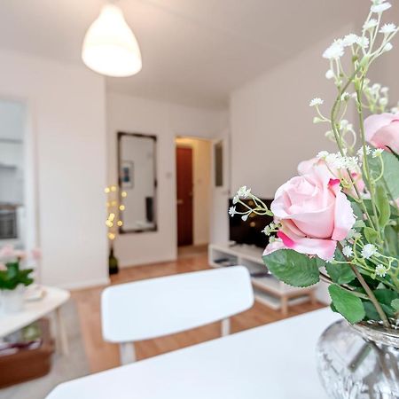 Modern One Bedroom Victoria Apartment Londra Esterno foto